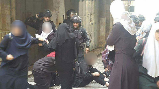 قوات الاحتلال تعتدى على النساء المسلمات داخل باحة الأقصى -اليوم السابع -9 -2015